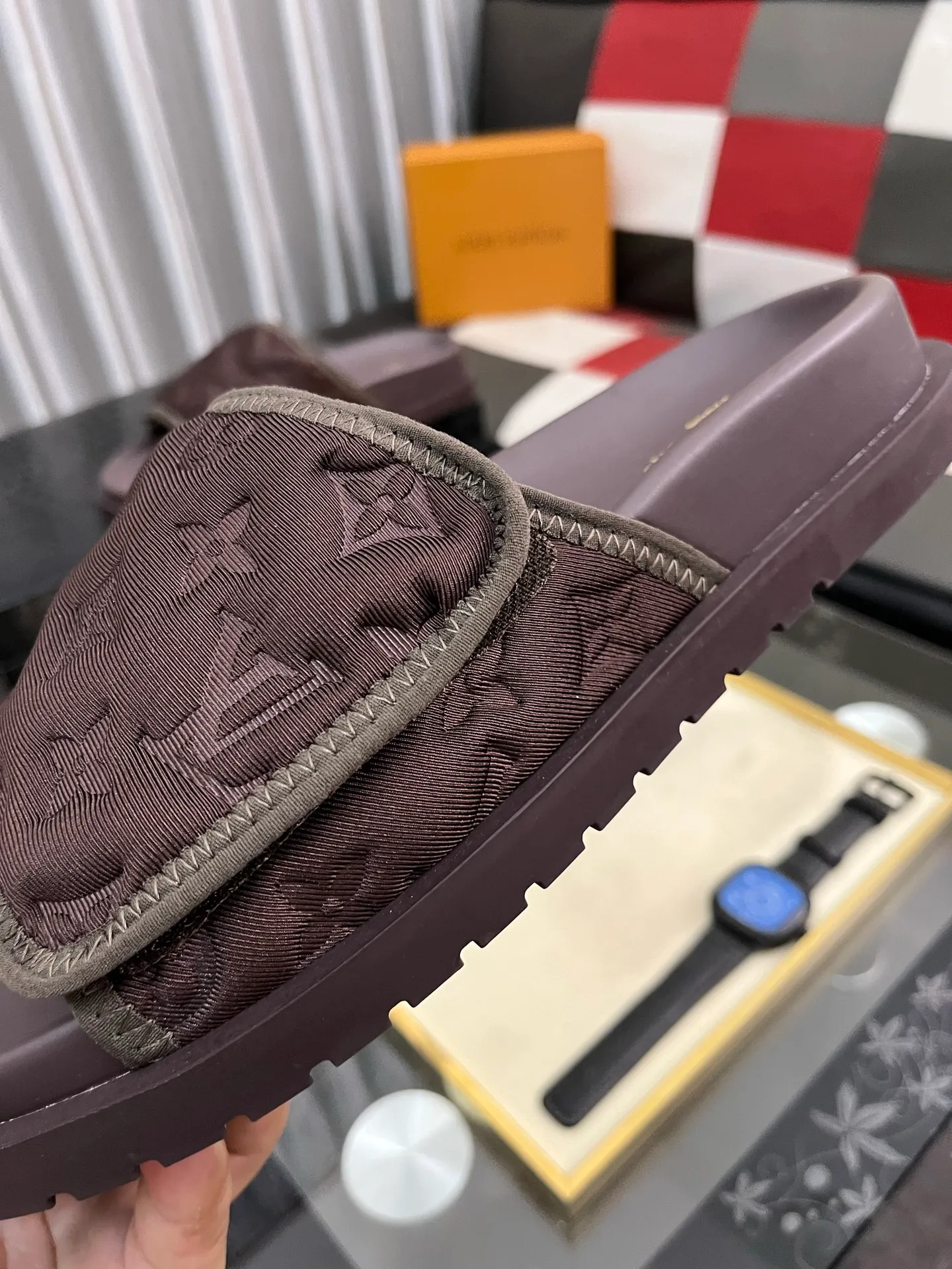 Men's men's shoes💰320⌚️⌚️[Louis Vuitton LV slippers] (high-end cowhide) counter 1:1 fashion style summer must-have! The designer used LV’s iconic outsole. The original simple slippers instantly become fashionable! The upper is made of flexible special cowhide leather straps alternately, and the workmanship is exquisite! A must-have for stylish men in summer, size 38-44